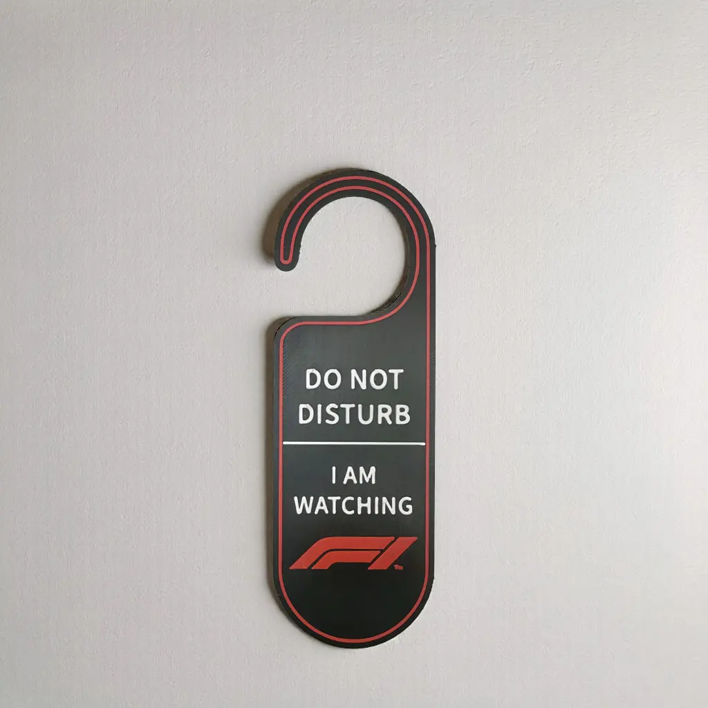 Accroche porte F1 – “Do Not Disturb, I’m Watching F1”